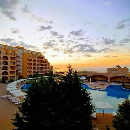 S Vyhledem Na Midia Family ,aheloy Apartament Aheloi